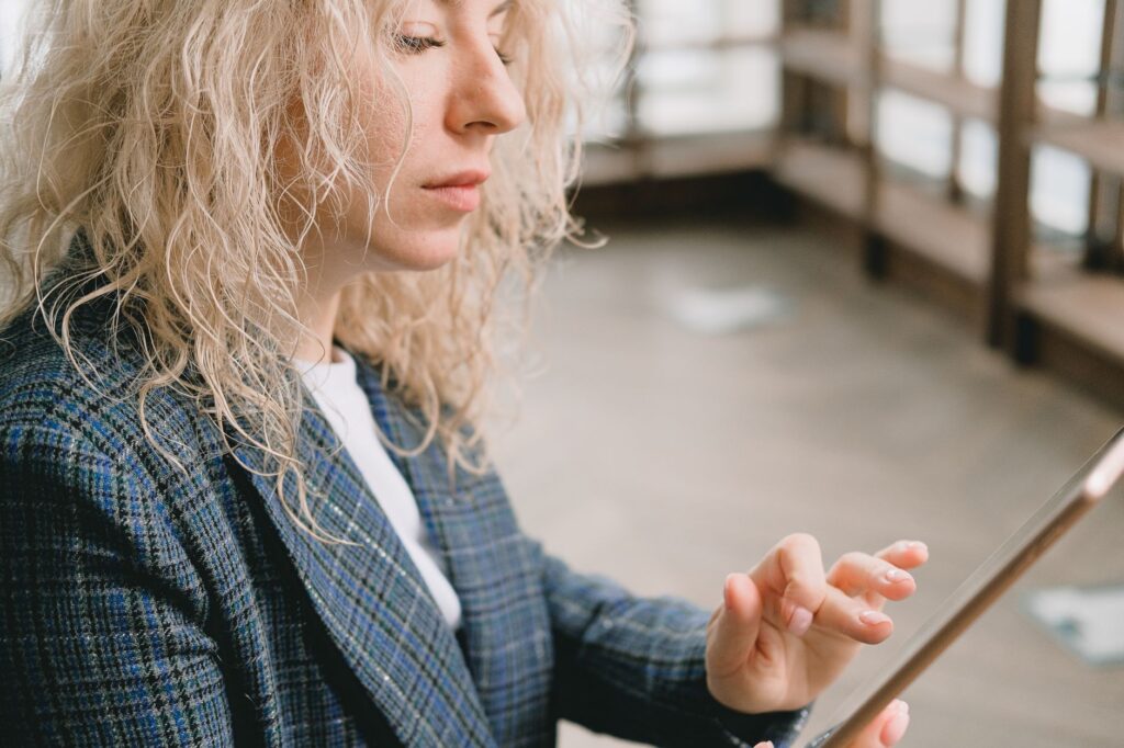 Veterinarian using modern AI search technology